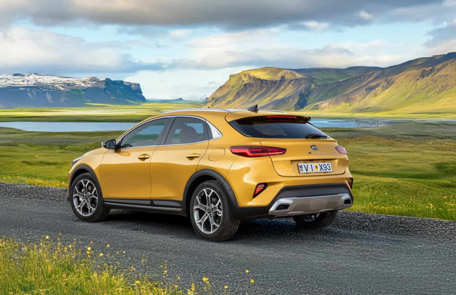 Kia XCeed jaune vif, crossover automatique avec GPS, caméra de recul et sièges chauffants; 5 places et espace pour 2 bagages, parfait pour découvrir l’Islande.