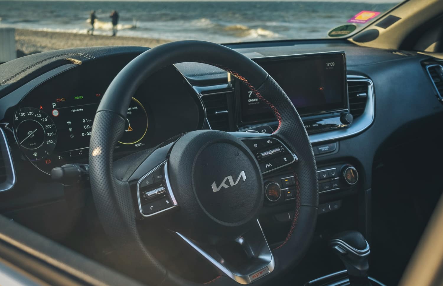 Kia XCeed jaune vif, crossover automatique avec GPS, caméra de recul et sièges chauffants; 5 places et espace pour 2 bagages, parfait pour découvrir l’Islande.
