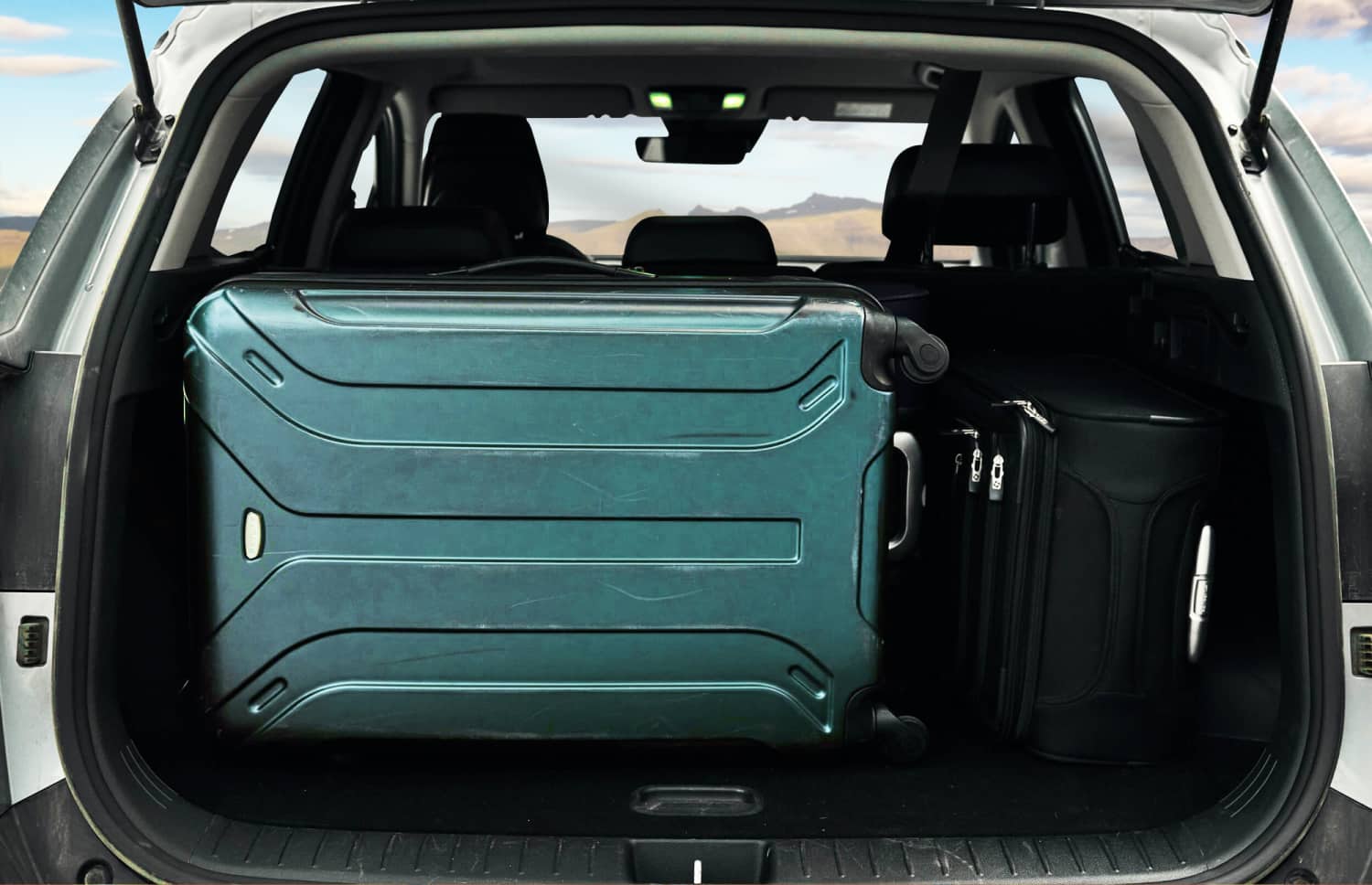 Kia XCeed jaune vif, crossover automatique avec GPS, caméra de recul et sièges chauffants; 5 places et espace pour 2 bagages, parfait pour découvrir l’Islande.