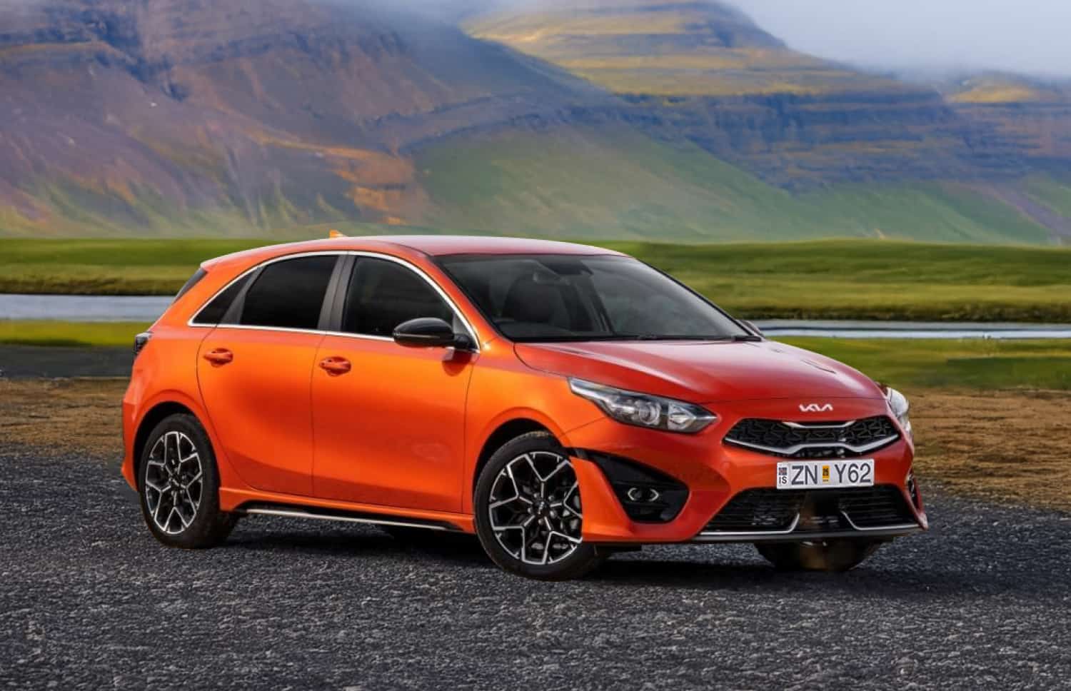 Kia Cee’d hatchback gris foncé avec boîte manuelle, GPS, caméra de recul et sièges chauffants, parfaite pour 5 passagers et 3 bagages en Islande.