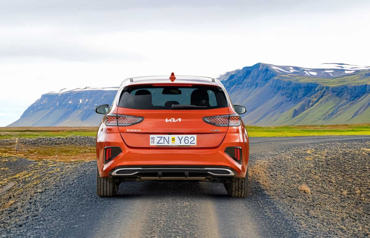 Kia Cee’d hatchback gris foncé avec boîte manuelle, GPS, caméra de recul et sièges chauffants, parfaite pour 5 passagers et 3 bagages en Islande.