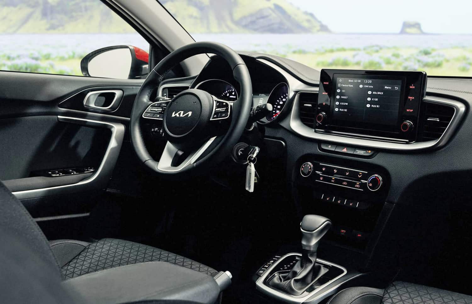 Kia Cee’d hatchback gris foncé avec boîte manuelle, GPS, caméra de recul et sièges chauffants, parfaite pour 5 passagers et 3 bagages en Islande.