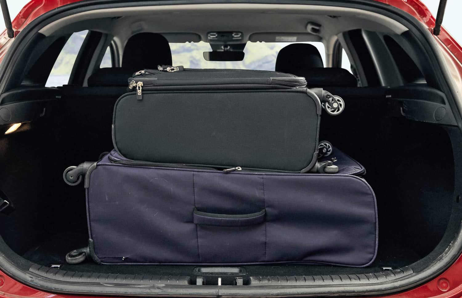 Kia Cee’d hatchback gris foncé avec boîte manuelle, GPS, caméra de recul et sièges chauffants, parfaite pour 5 passagers et 3 bagages en Islande.