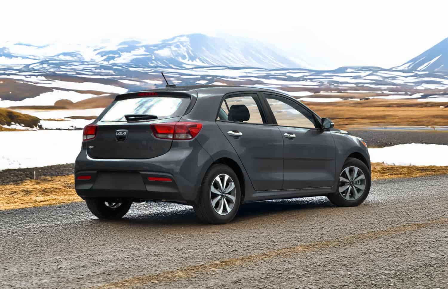 Kia Rio bleue avec boîte manuelle, GPS, caméra de recul et espace pour 5 passagers et 2 bagages, parfaite pour les road trips en Islande.
