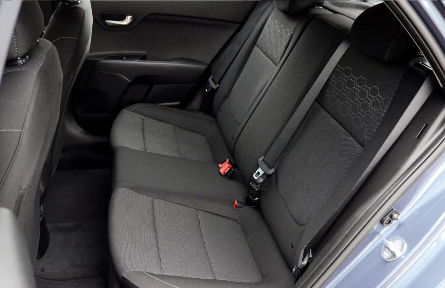 Kia Rio bleue avec boîte manuelle, GPS, caméra de recul et espace pour 5 passagers et 2 bagages, parfaite pour les road trips en Islande.