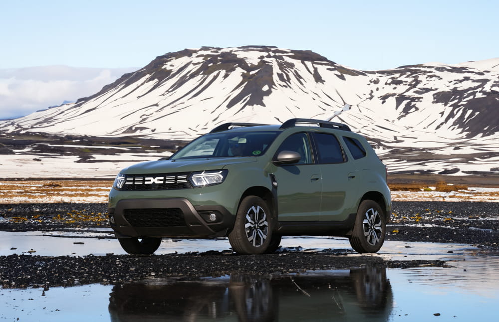 Dacia Duster. Un véhicule de location fiable en Islande, conçu pour la conduite hors route et sur les routes en gravier, idéal pour explorer les régions isolées et affronter les conditions climatiques islandaises.