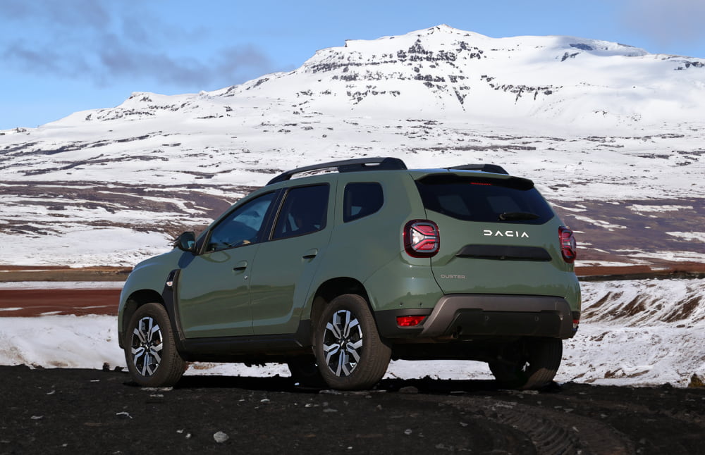 Dacia Duster. Un véhicule de location fiable en Islande, conçu pour la conduite hors route et sur les routes en gravier, idéal pour explorer les régions isolées et affronter les conditions climatiques islandaises.