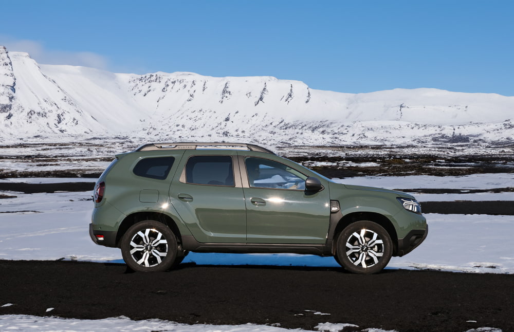 Dacia Duster. Un véhicule de location fiable en Islande, conçu pour la conduite hors route et sur les routes en gravier, idéal pour explorer les régions isolées et affronter les conditions climatiques islandaises.