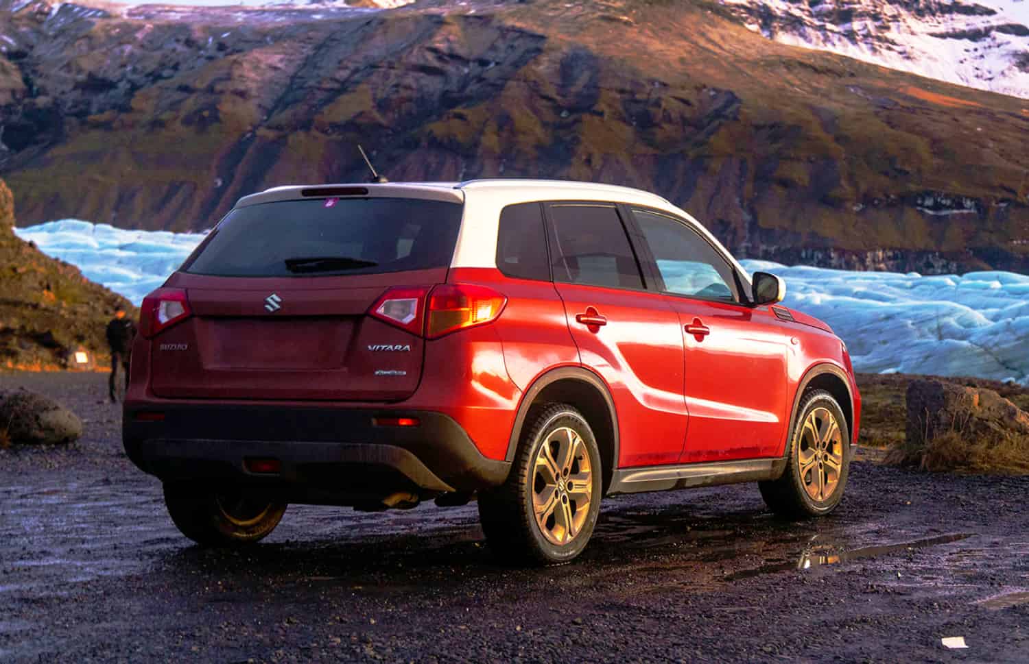 Suzuki Vitara. Ideal für die Erkundung der Hochlandstraßen Islands und den Schutz auf Schotterstraßen, bietet dieses Mietfahrzeug ausreichend Platz für eine reibungslose Island-Rundreise.