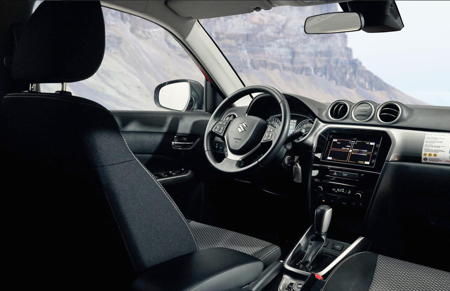 Suzuki Vitara. Ideal für die Erkundung der Hochlandstraßen Islands und den Schutz auf Schotterstraßen, bietet dieses Mietfahrzeug ausreichend Platz für eine reibungslose Island-Rundreise.