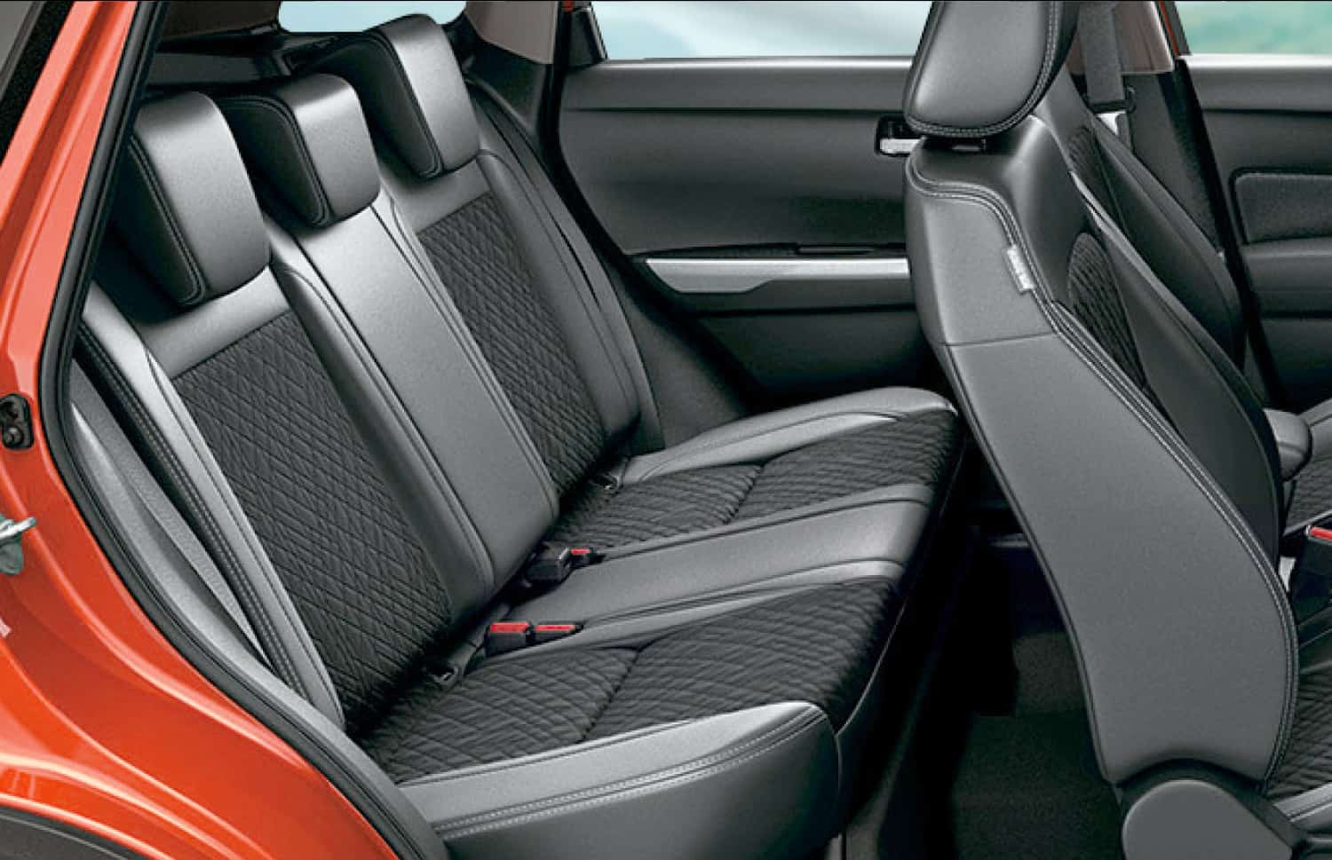 Suzuki Vitara. Ideal für die Erkundung der Hochlandstraßen Islands und den Schutz auf Schotterstraßen, bietet dieses Mietfahrzeug ausreichend Platz für eine reibungslose Island-Rundreise.