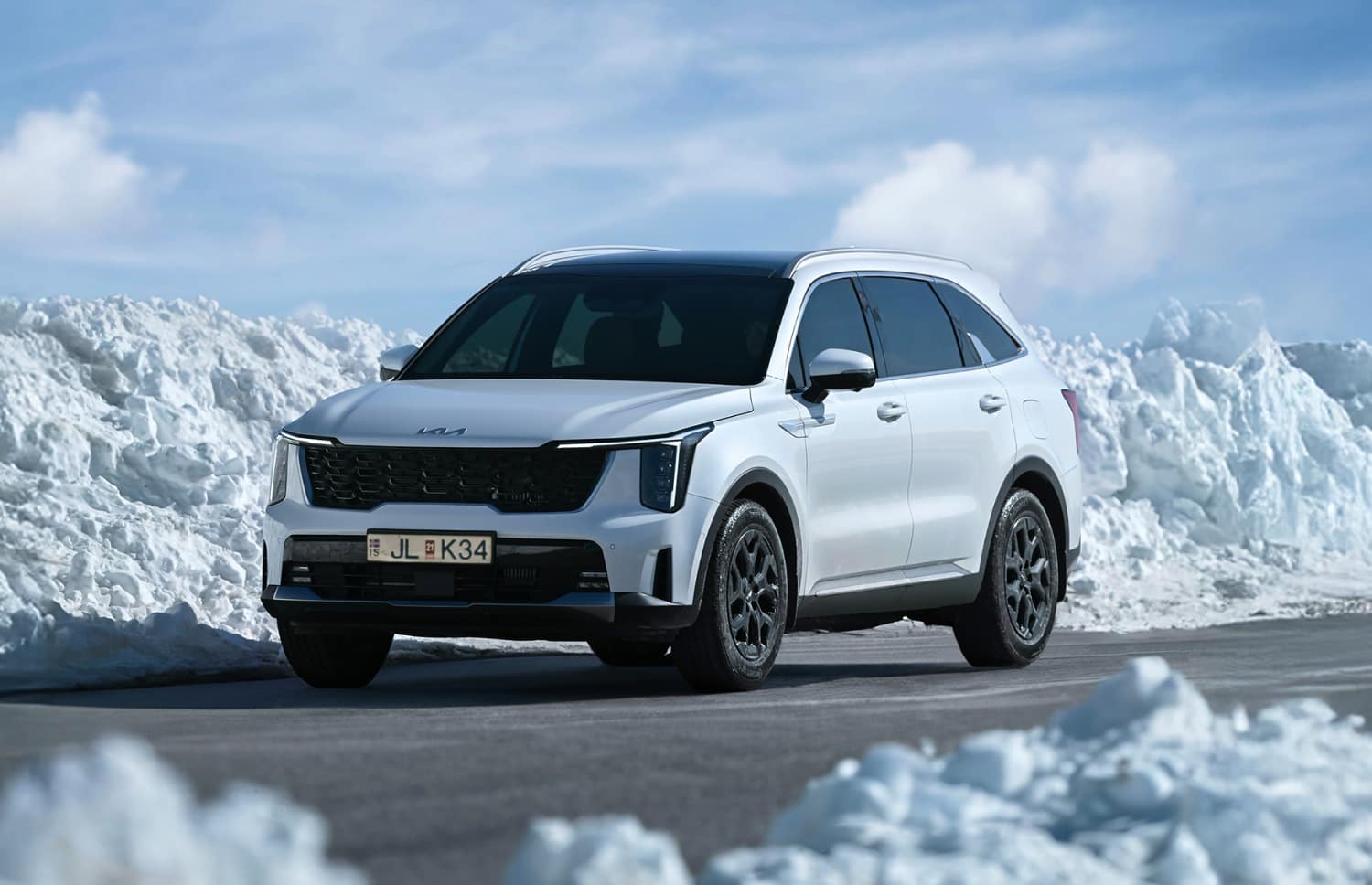 Kia Sorento. Un vehículo de alquiler 4x4 espacioso y confiable en Islandia, diseñado para una conducción suave en caminos de grava, rutas F y terrenos al aire libre, con amplio espacio para pasajeros y equipaje.