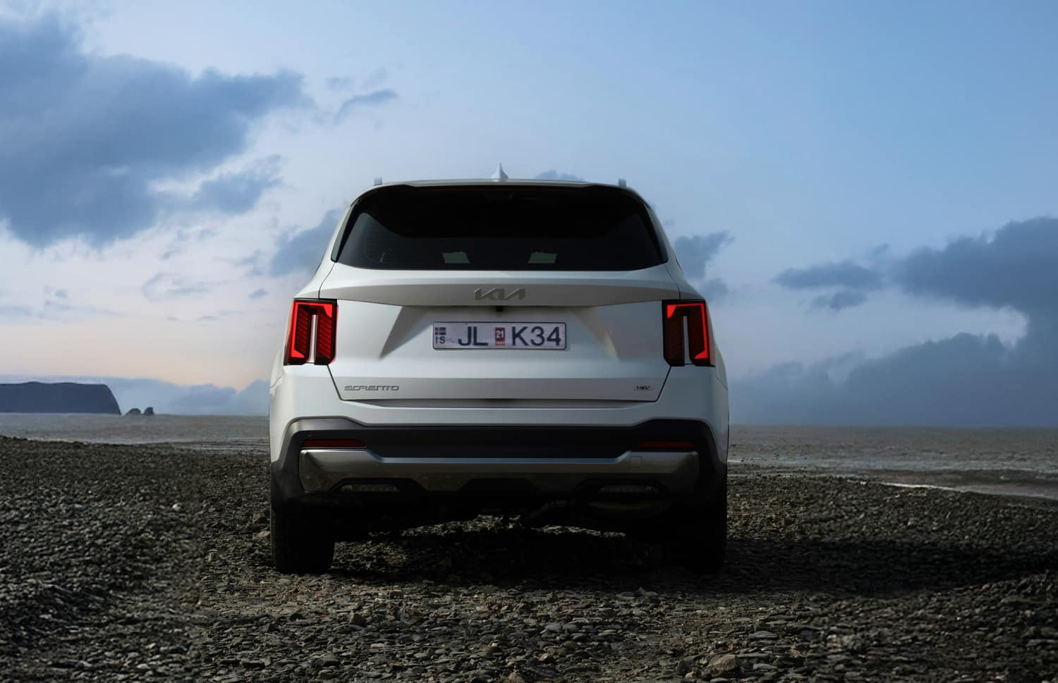 Kia Sorento. Un vehículo de alquiler 4x4 espacioso y confiable en Islandia, diseñado para una conducción suave en caminos de grava, rutas F y terrenos al aire libre, con amplio espacio para pasajeros y equipaje.