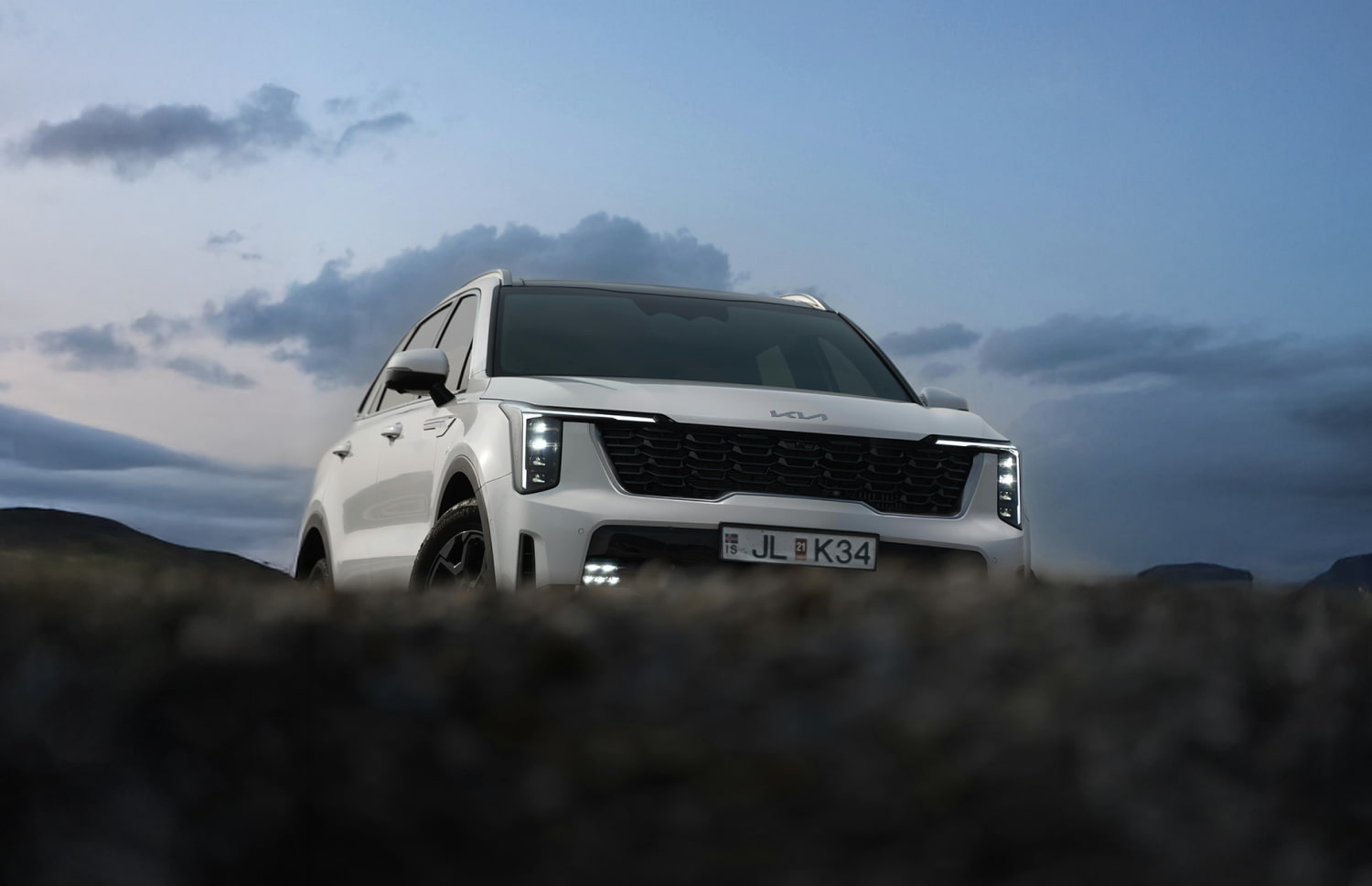 Kia Sorento. Un vehículo de alquiler 4x4 espacioso y confiable en Islandia, diseñado para una conducción suave en caminos de grava, rutas F y terrenos al aire libre, con amplio espacio para pasajeros y equipaje.