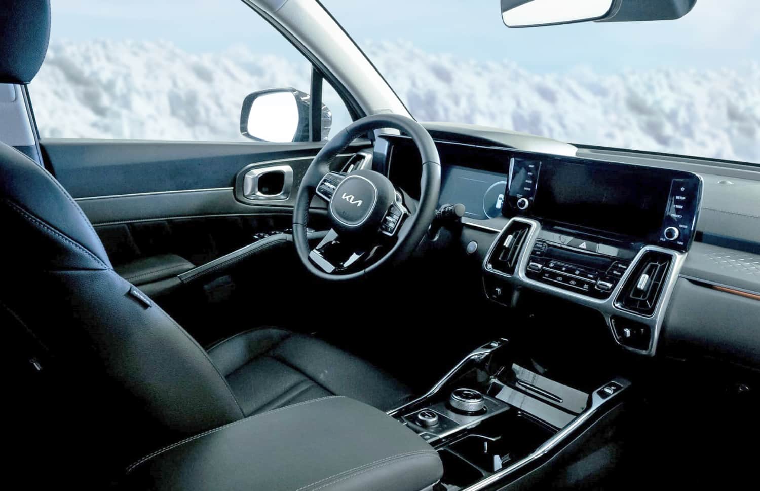 Kia Sorento. Un vehículo de alquiler 4x4 espacioso y confiable en Islandia, diseñado para una conducción suave en caminos de grava, rutas F y terrenos al aire libre, con amplio espacio para pasajeros y equipaje.