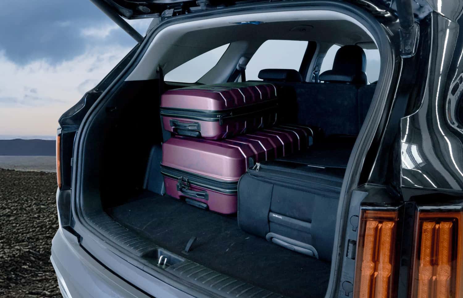 Kia Sorento. Un vehículo de alquiler 4x4 espacioso y confiable en Islandia, diseñado para una conducción suave en caminos de grava, rutas F y terrenos al aire libre, con amplio espacio para pasajeros y equipaje.