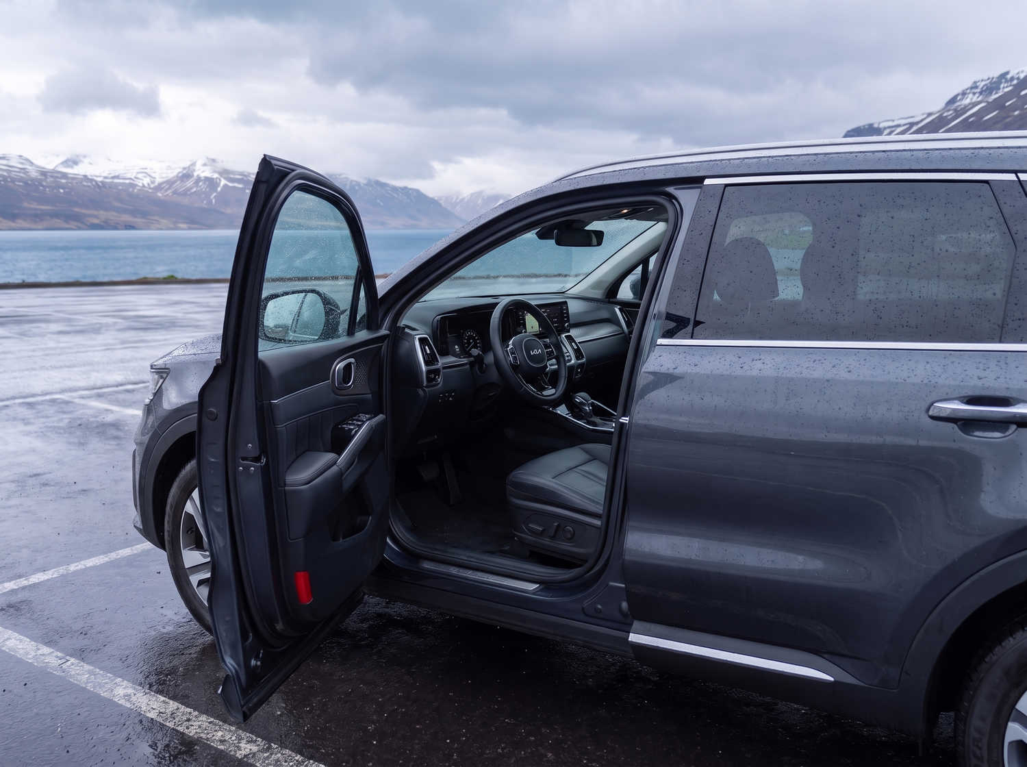 Kia Sorento. A spacious and reliable 4x4 rental vehicle in Iceland, designed for smooth driving on gravel roads, F roads, and Iceland’s outdoor terrains, with ample space for passengers and luggage.