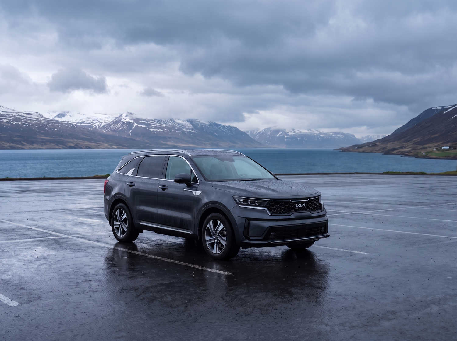 Kia Sorento. A spacious and reliable 4x4 rental vehicle in Iceland, designed for smooth driving on gravel roads, F roads, and Iceland’s outdoor terrains, with ample space for passengers and luggage.