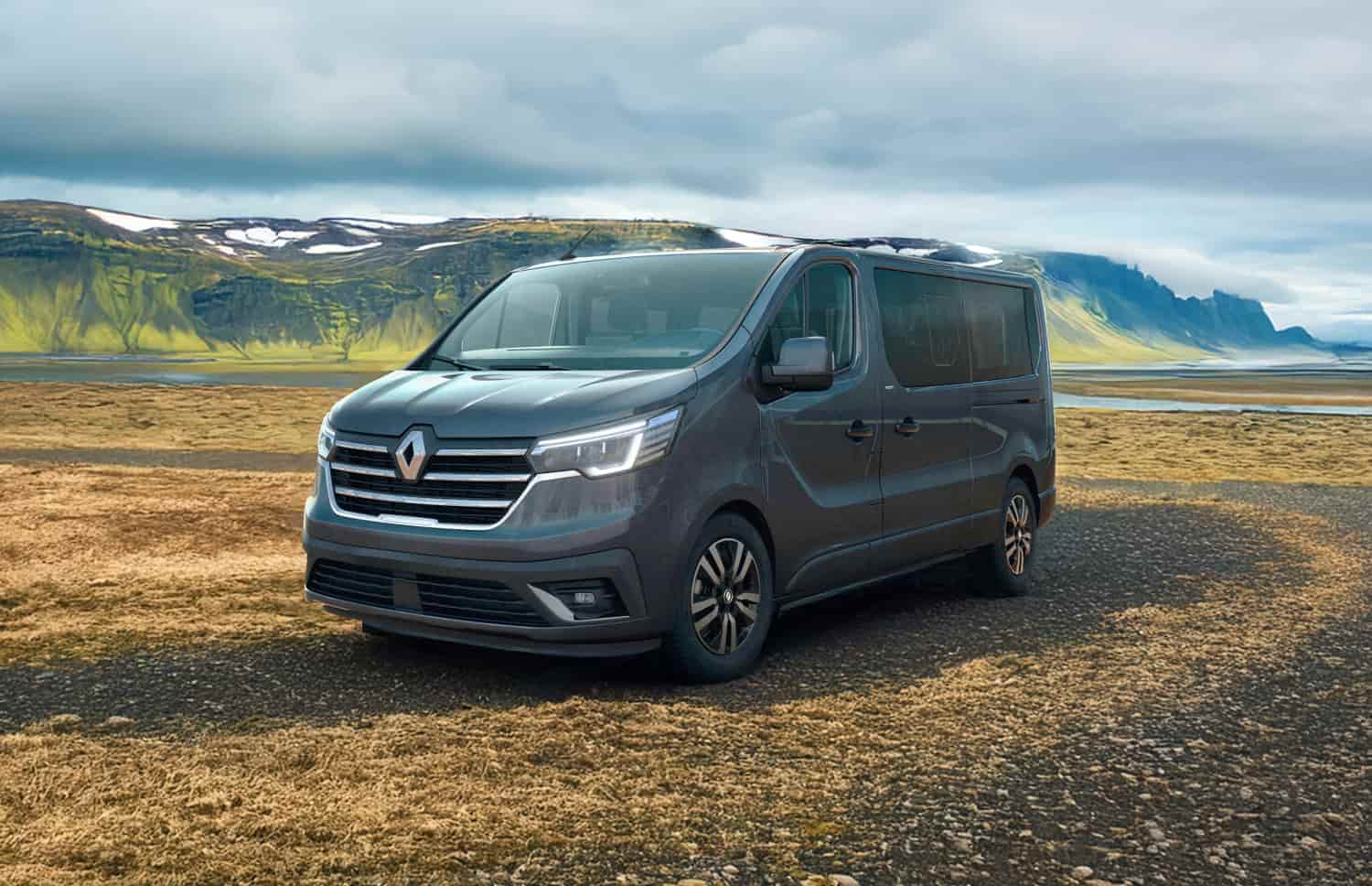 Roter Renault Trafic 9-Sitzer-Passagier-Van mit Schaltgetriebe, Sitzheizung, Bluetooth und USB-Ladegerät – ideal für Gruppenreisen in Island.