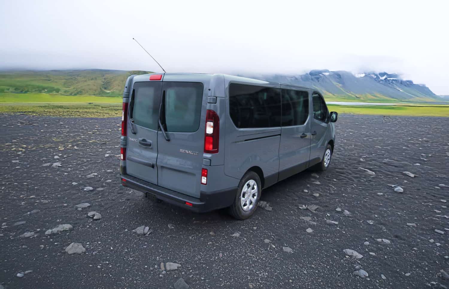 Roter Renault Trafic 9-Sitzer-Passagier-Van mit Schaltgetriebe, Sitzheizung, Bluetooth und USB-Ladegerät – ideal für Gruppenreisen in Island.