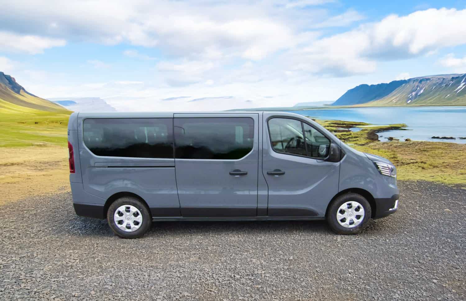 Roter Renault Trafic 9-Sitzer-Passagier-Van mit Schaltgetriebe, Sitzheizung, Bluetooth und USB-Ladegerät – ideal für Gruppenreisen in Island.