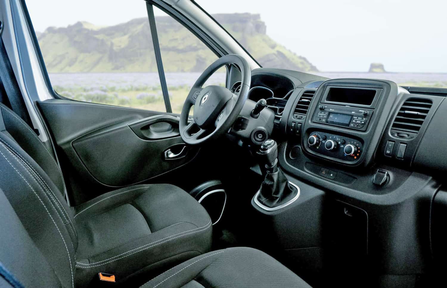 Roter Renault Trafic 9-Sitzer-Passagier-Van mit Schaltgetriebe, Sitzheizung, Bluetooth und USB-Ladegerät – ideal für Gruppenreisen in Island.