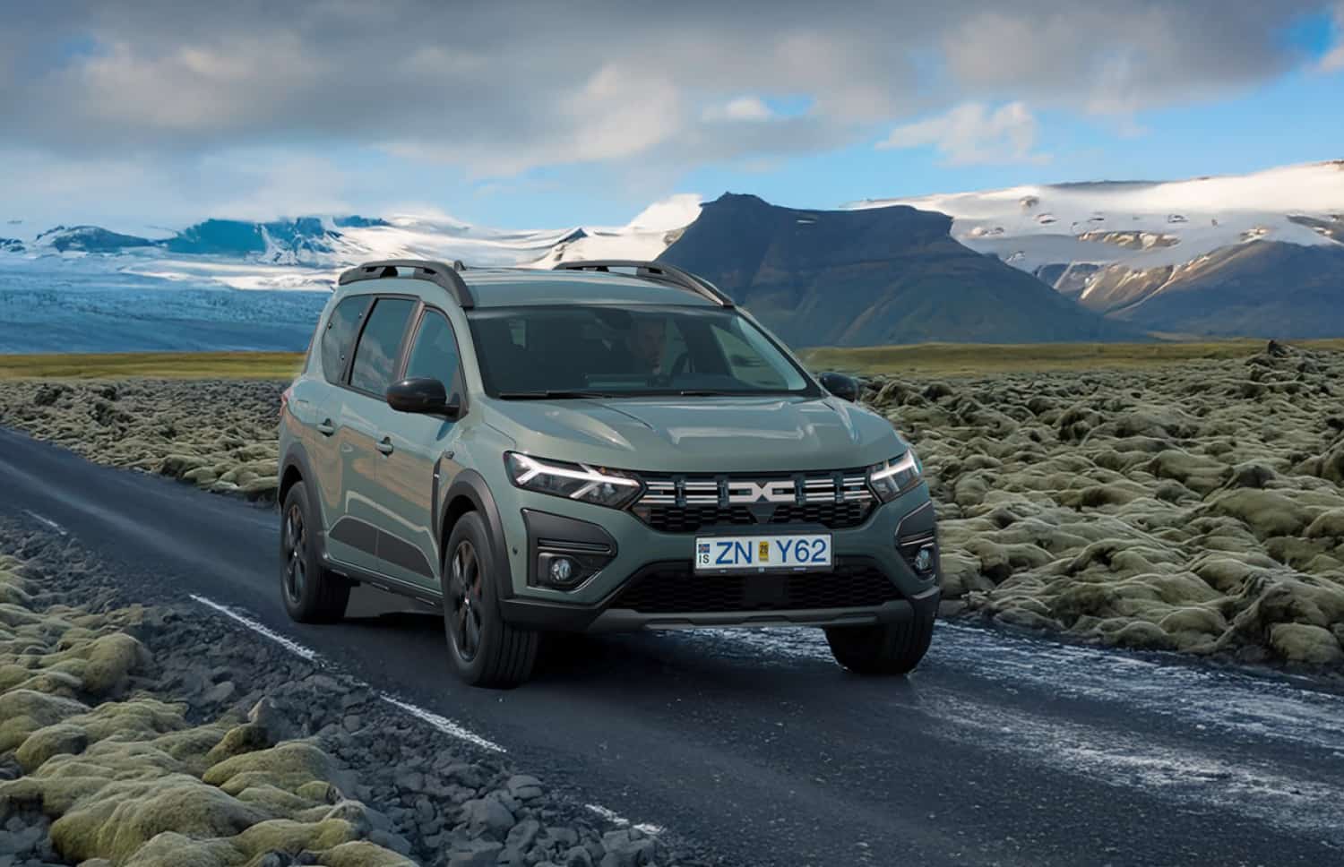Dacia Jogger negro, manual, de 7 plazas con GPS, USB y asientos calefactables; coche espacioso para viajes en grupo y en familia por Islandia.
