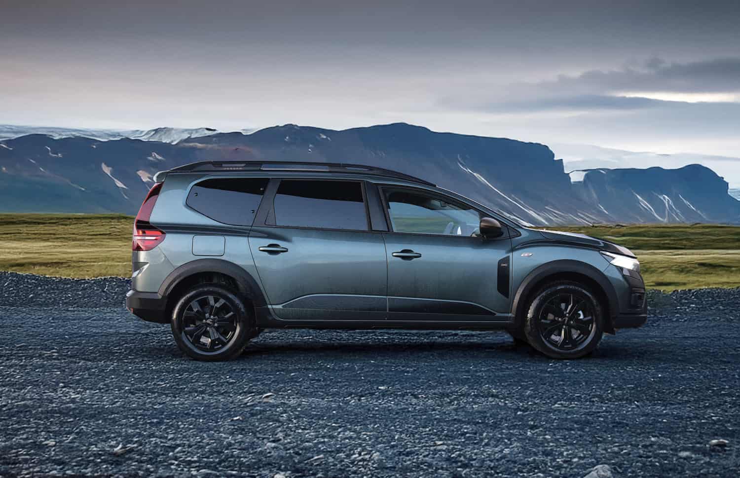 Dacia Jogger negro, manual, de 7 plazas con GPS, USB y asientos calefactables; coche espacioso para viajes en grupo y en familia por Islandia.