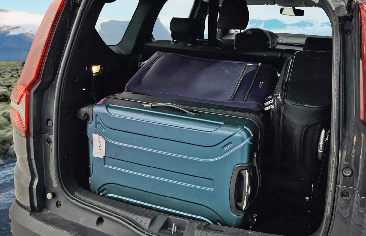 Dacia Jogger negro, manual, de 7 plazas con GPS, USB y asientos calefactables; coche espacioso para viajes en grupo y en familia por Islandia.