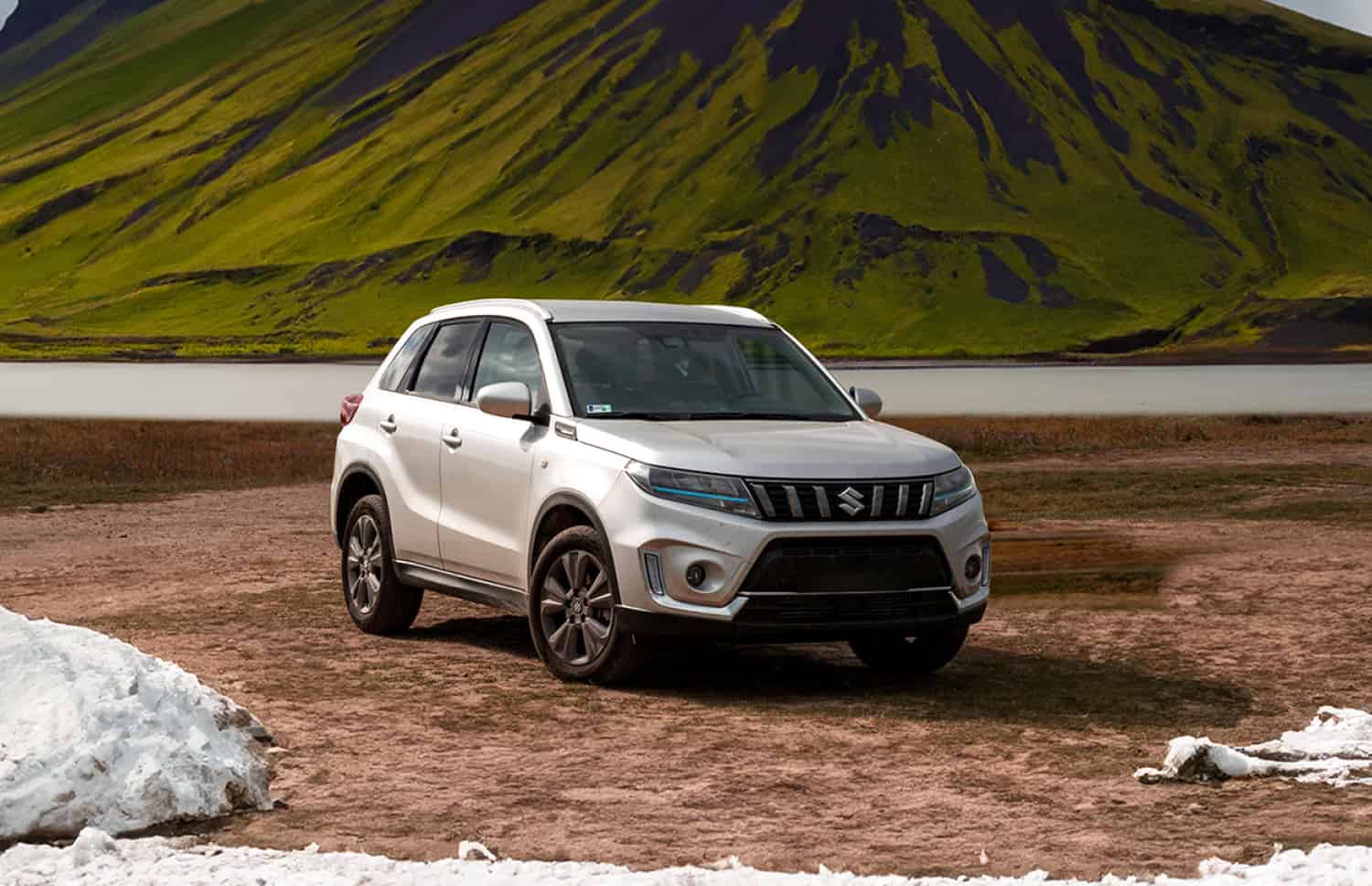 Suzuki Vitara MT. Este robusto vehículo de alquiler 4x4 ofrece una experiencia de conducción ideal en carreteras de grava y desafiantes rutas F en Islandia, con un período mínimo de alquiler.