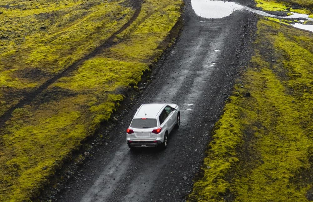 Suzuki Vitara MT. Este robusto vehículo de alquiler 4x4 ofrece una experiencia de conducción ideal en carreteras de grava y desafiantes rutas F en Islandia, con un período mínimo de alquiler.