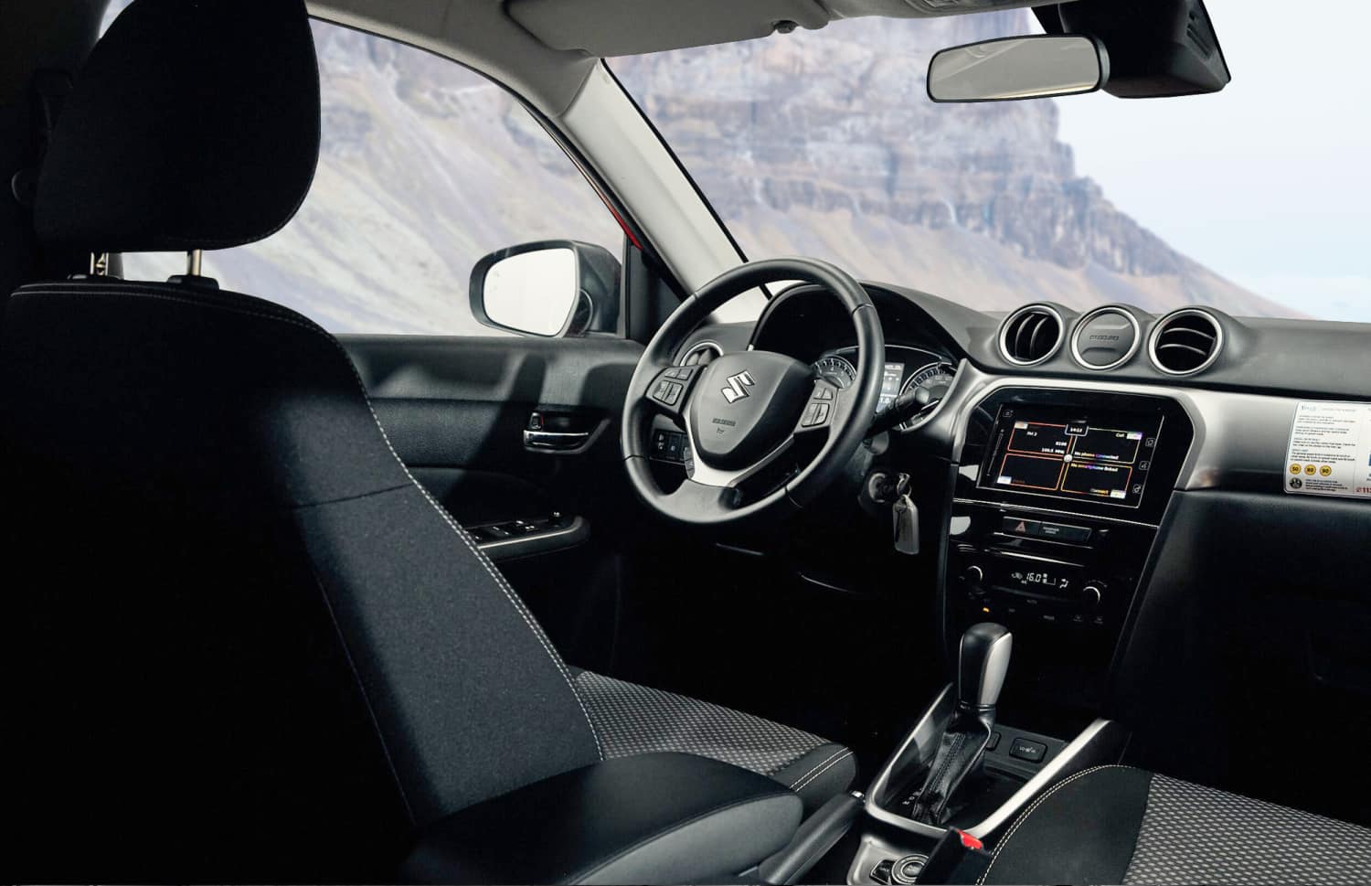 Suzuki Vitara MT. Este robusto vehículo de alquiler 4x4 ofrece una experiencia de conducción ideal en carreteras de grava y desafiantes rutas F en Islandia, con un período mínimo de alquiler.