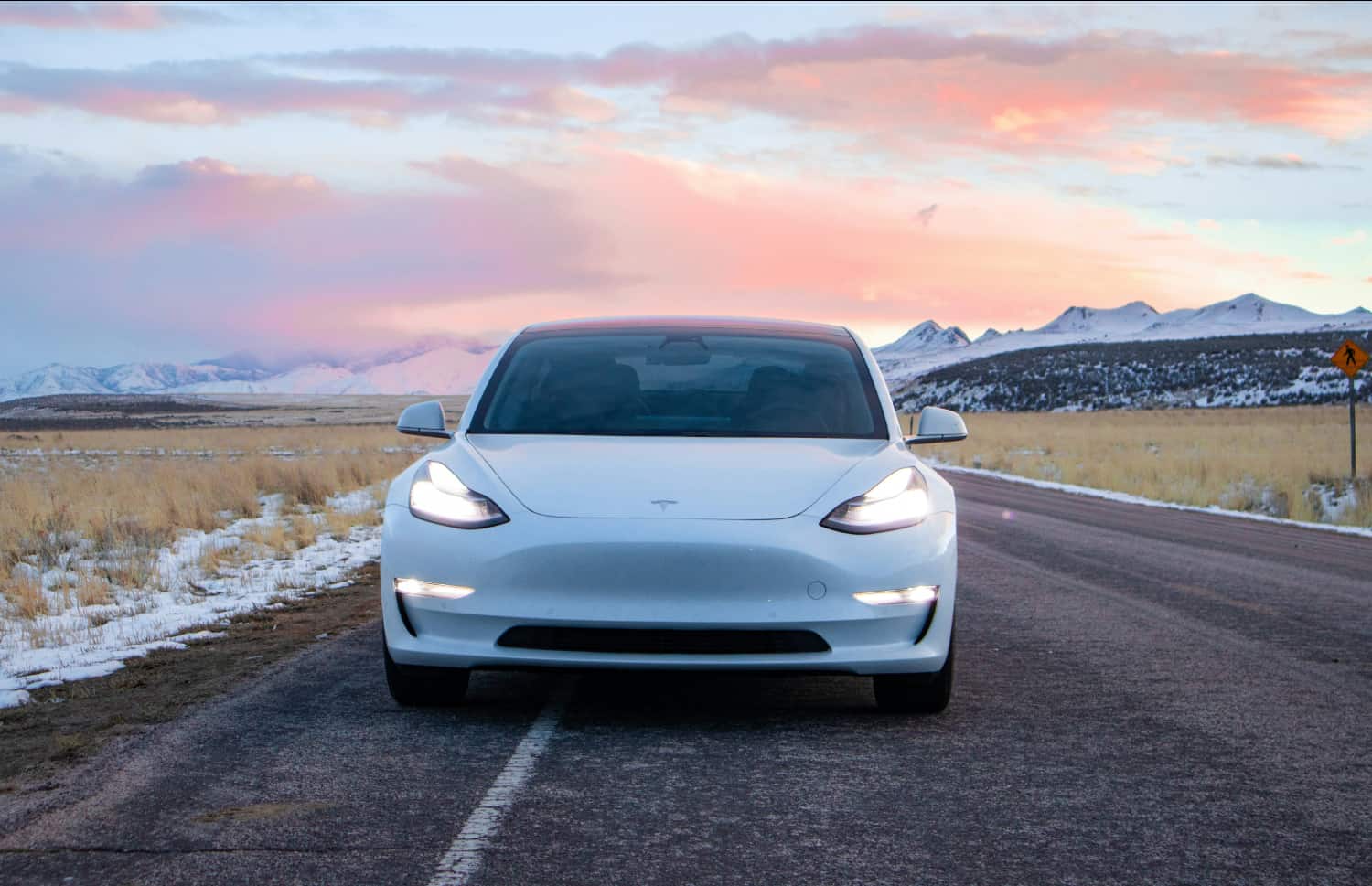 Tesla Model 3 blanche, berline électrique avec boîte automatique, GPS, caméra de recul, sièges chauffants et 5 places pour voyager en Islande.