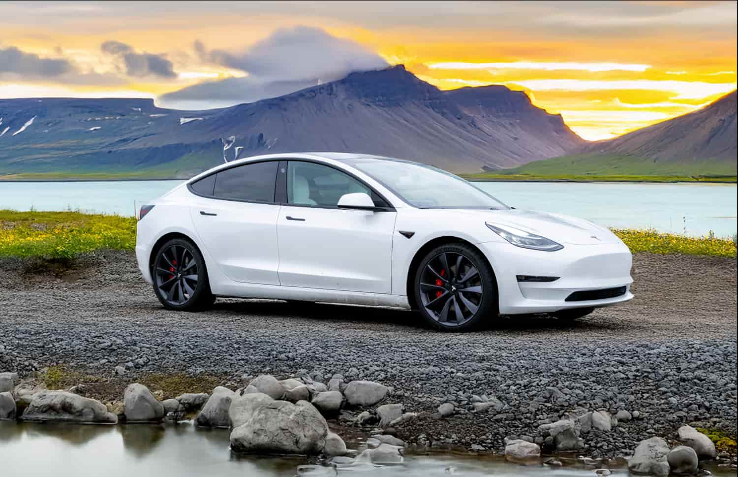 Tesla Model 3 blanche, berline électrique avec boîte automatique, GPS, caméra de recul, sièges chauffants et 5 places pour voyager en Islande.