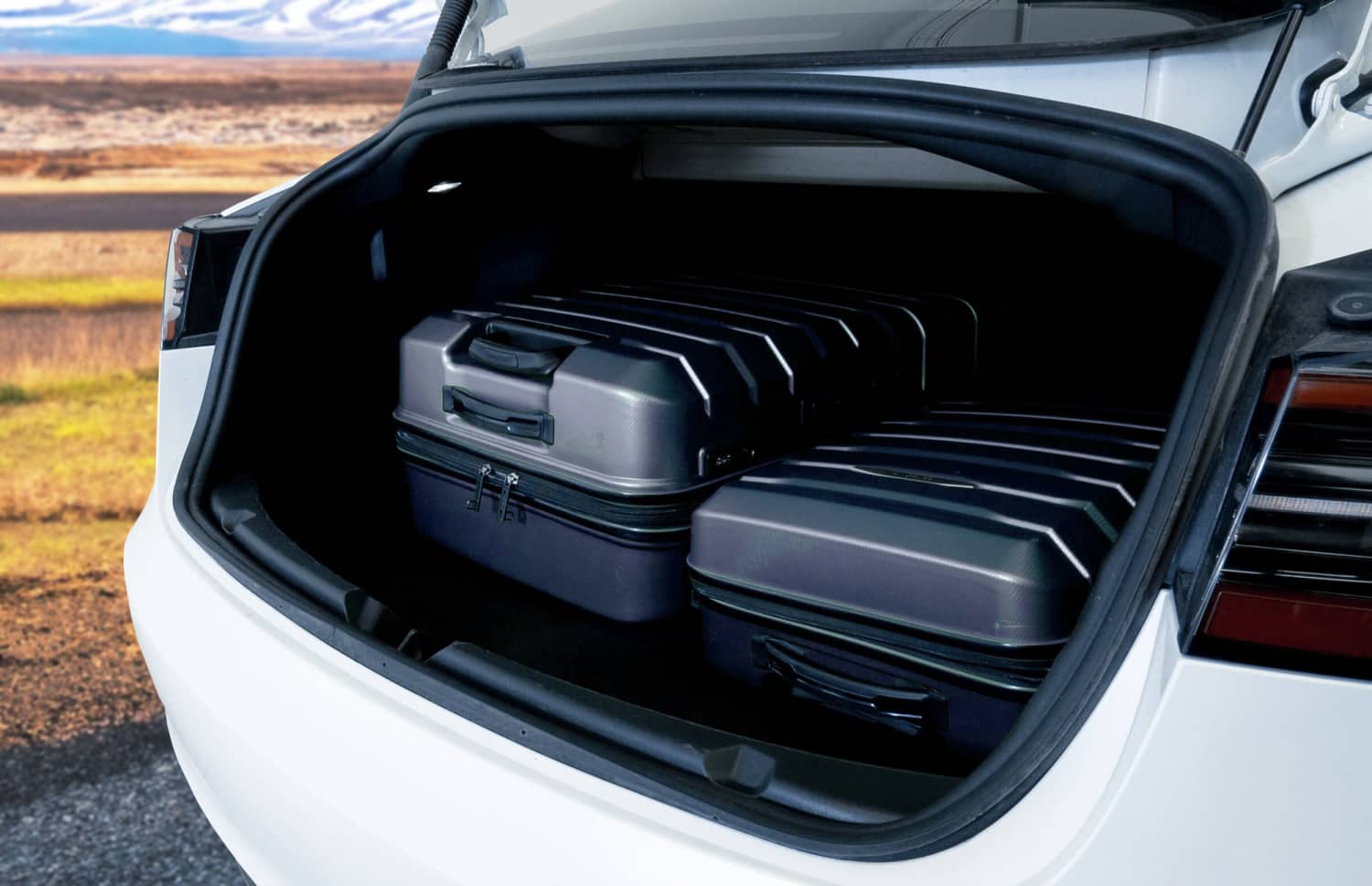 Tesla Model 3 blanche, berline électrique avec boîte automatique, GPS, caméra de recul, sièges chauffants et 5 places pour voyager en Islande.