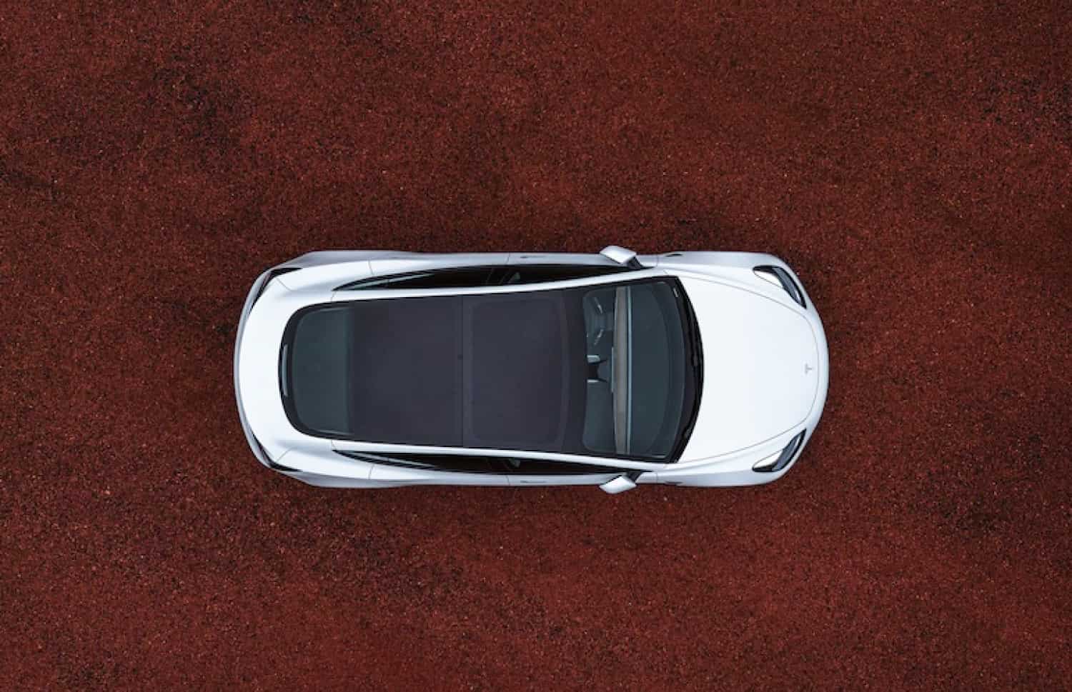 Tesla Model 3 blanche, berline électrique avec boîte automatique, GPS, caméra de recul, sièges chauffants et 5 places pour voyager en Islande.