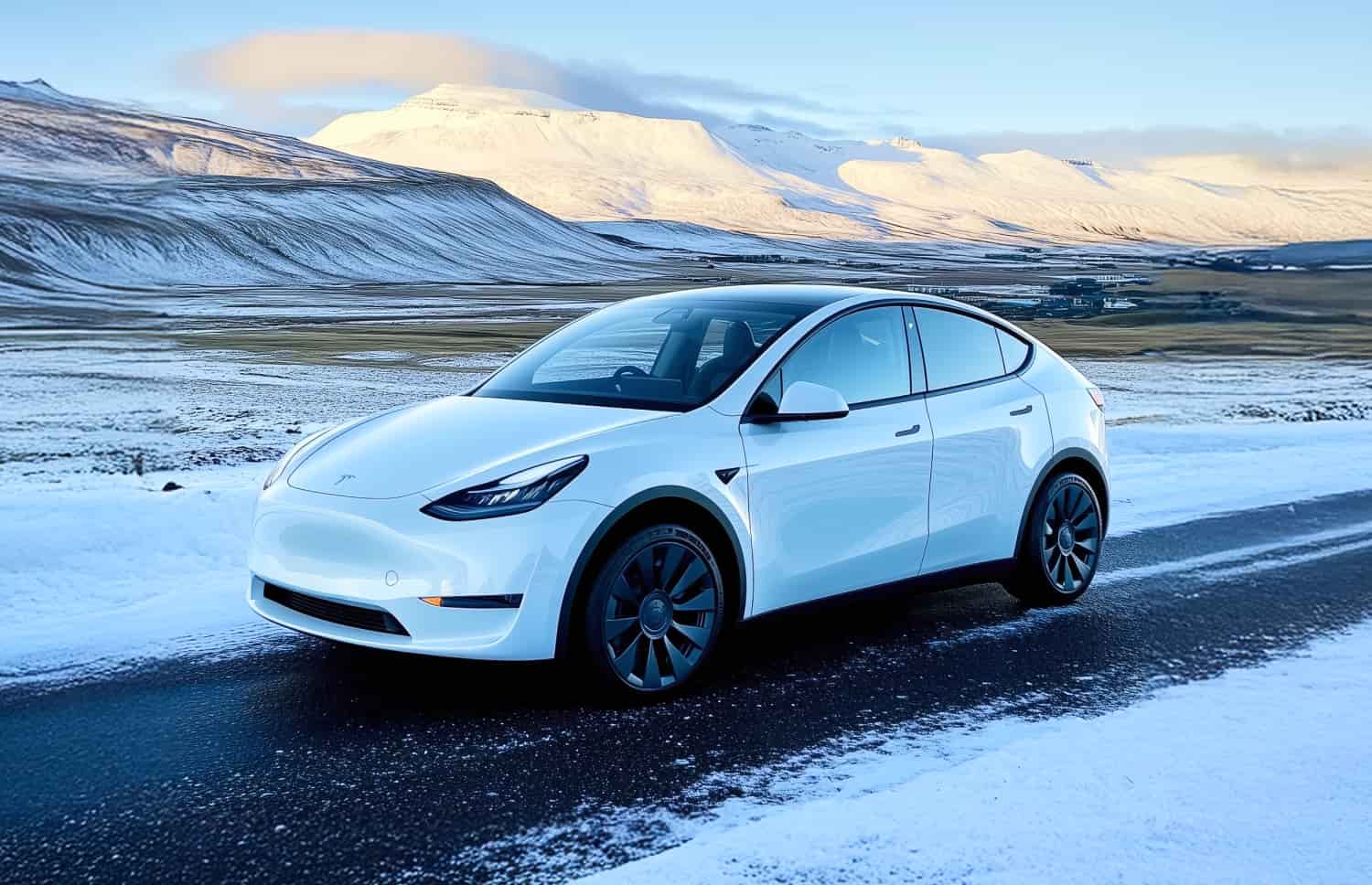Tesla Model Y bleu, SUV électrique avec boîte automatique, GPS, caméra de recul, sièges chauffants et espace pour 5 passagers et 2 bagages en Islande.