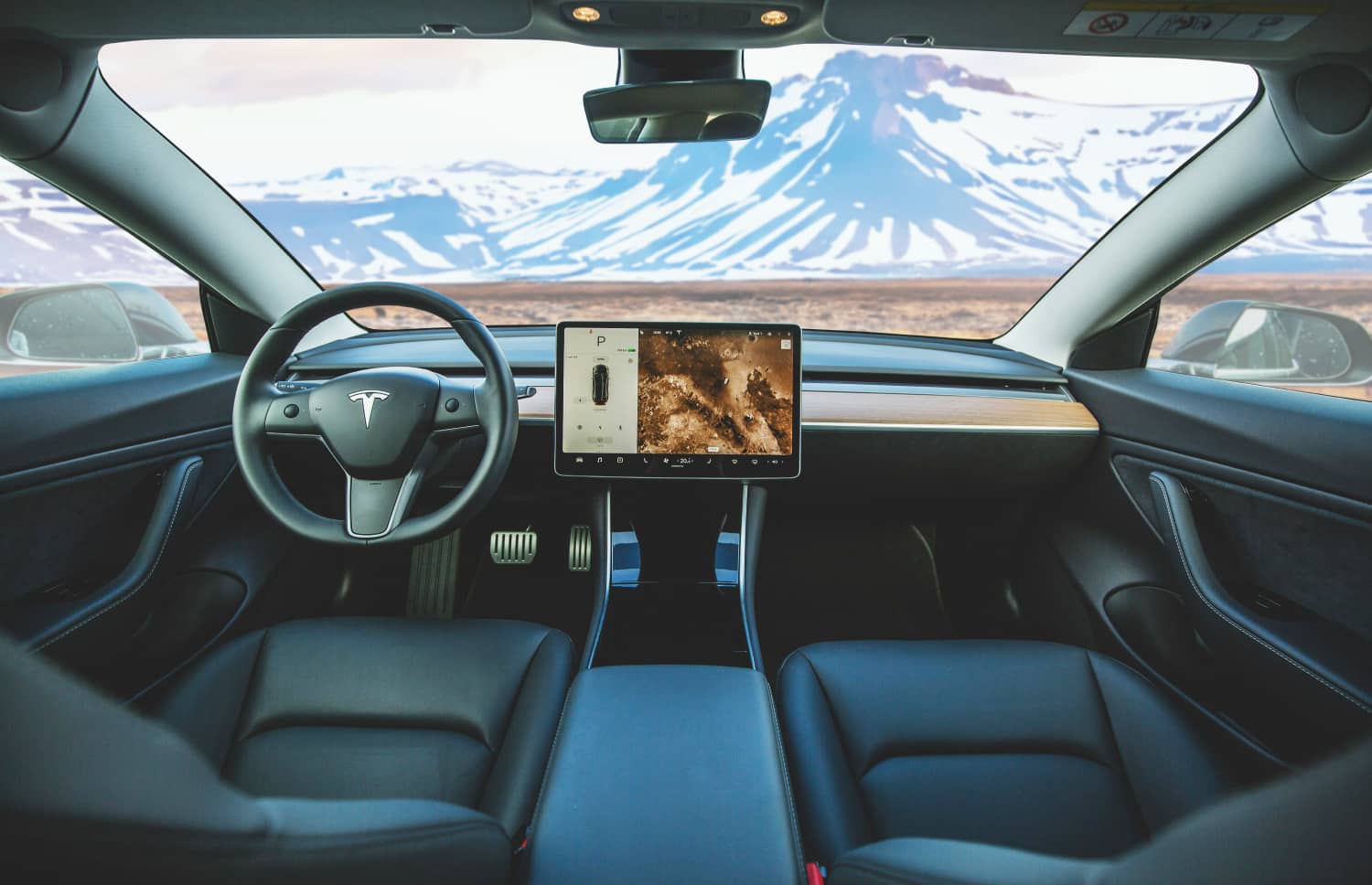 Tesla Model Y bleu, SUV électrique avec boîte automatique, GPS, caméra de recul, sièges chauffants et espace pour 5 passagers et 2 bagages en Islande.