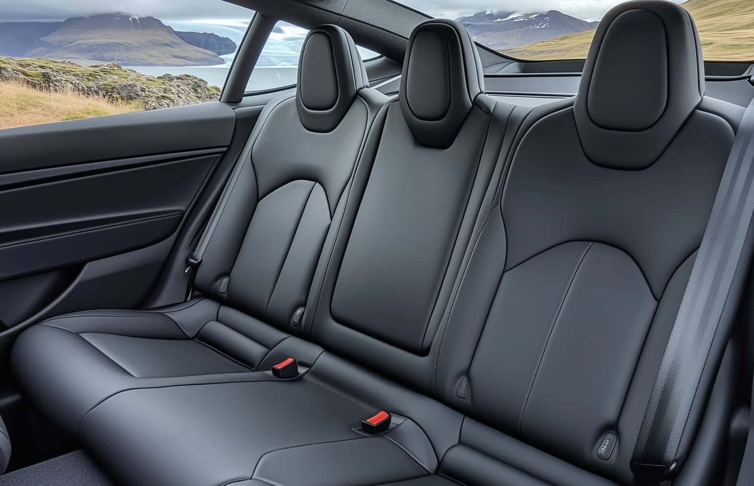 Tesla Model Y bleu, SUV électrique avec boîte automatique, GPS, caméra de recul, sièges chauffants et espace pour 5 passagers et 2 bagages en Islande.