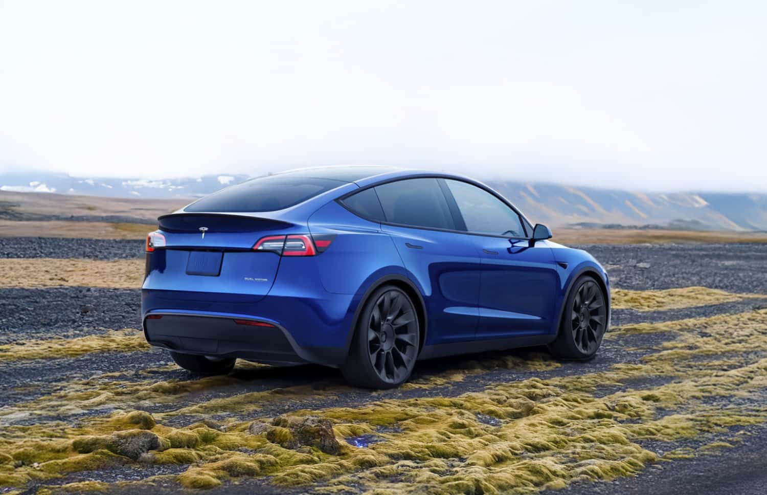 Tesla Model Y bleu, SUV électrique avec boîte automatique, GPS, caméra de recul, sièges chauffants et espace pour 5 passagers et 2 bagages en Islande.