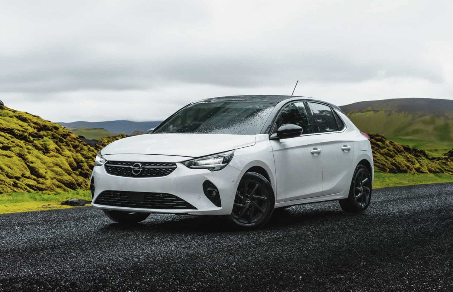 Opel Corsa électrique bleue avec boîte automatique, 4 places, voiture respectueuse de l’environnement avec USB, Bluetooth et sièges chauffants en Islande.