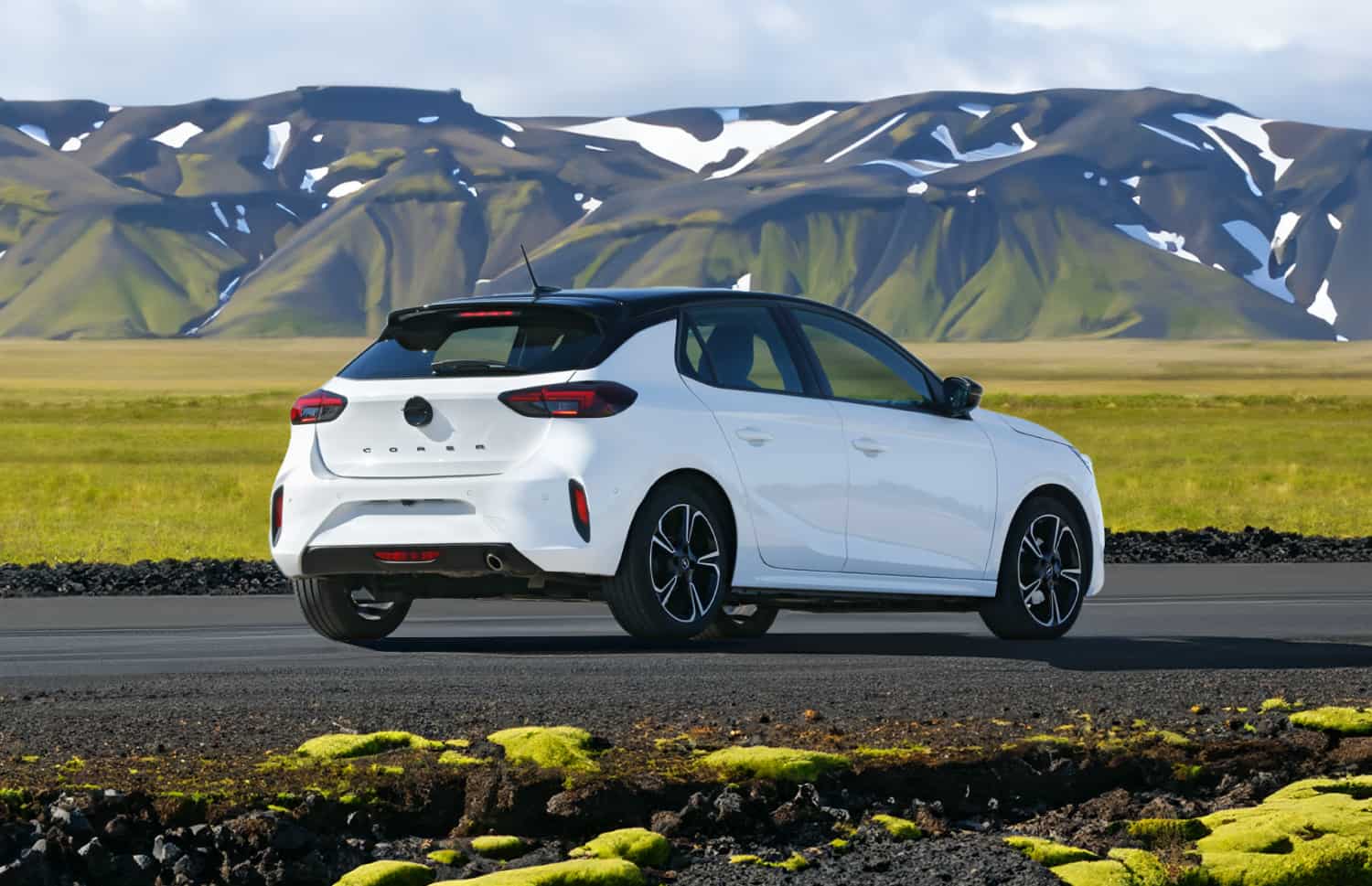 Opel Corsa électrique bleue avec boîte automatique, 4 places, voiture respectueuse de l’environnement avec USB, Bluetooth et sièges chauffants en Islande.