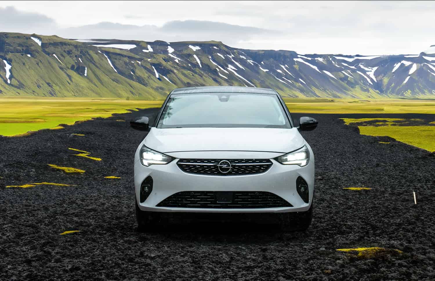 Opel Corsa électrique bleue avec boîte automatique, 4 places, voiture respectueuse de l’environnement avec USB, Bluetooth et sièges chauffants en Islande.