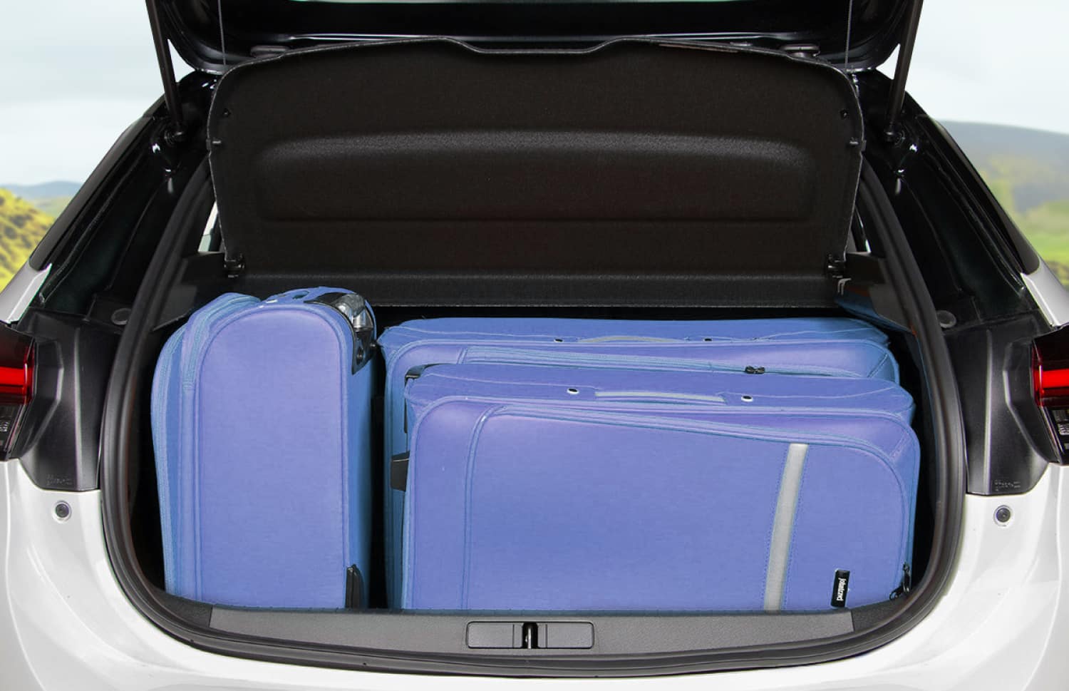Opel Corsa électrique bleue avec boîte automatique, 4 places, voiture respectueuse de l’environnement avec USB, Bluetooth et sièges chauffants en Islande.