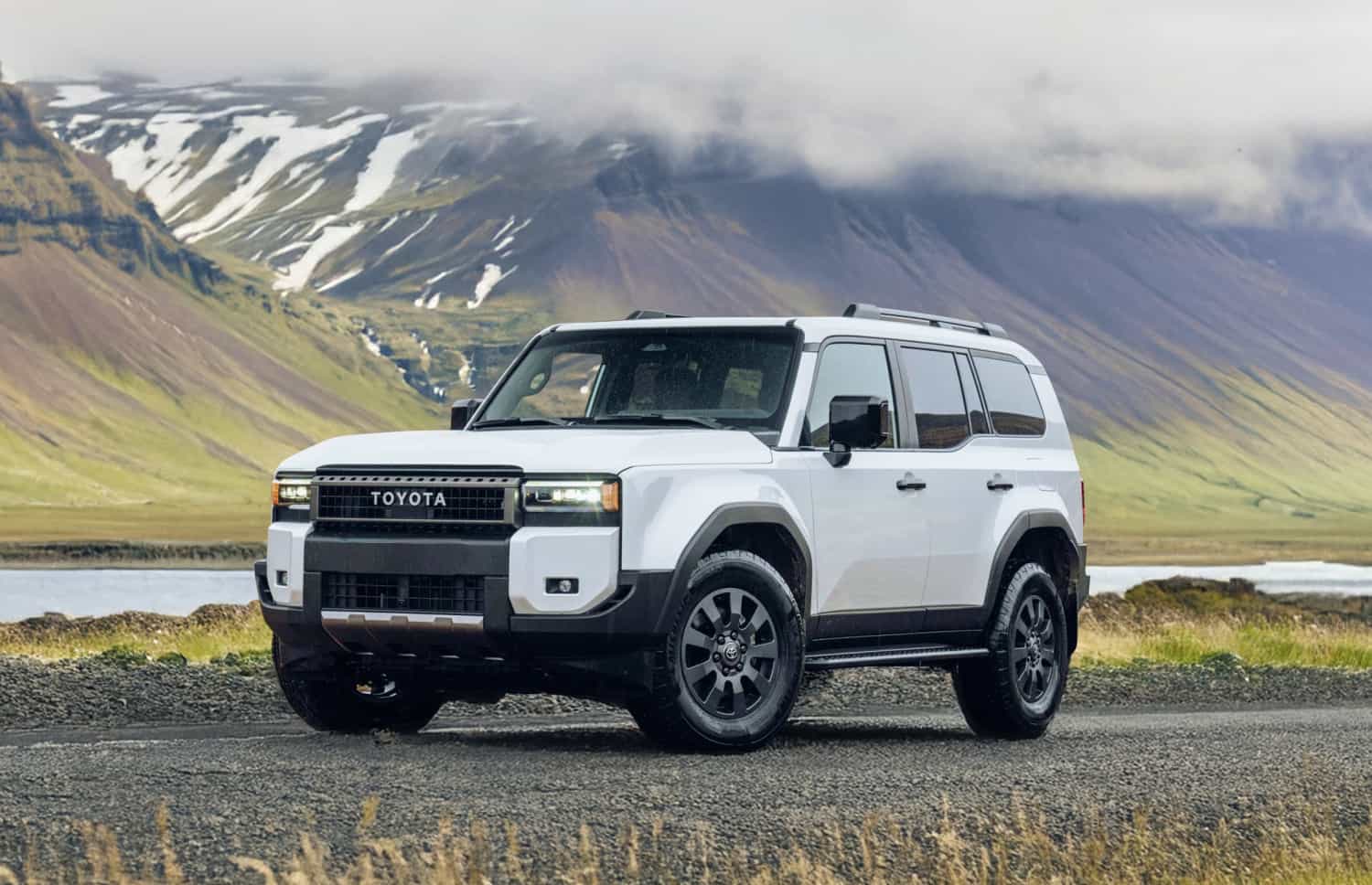 Toyota Land Cruiser 250 blanco, SUV 4x4 con transmisión automática, 7 plazas, cargador USB, Bluetooth y asientos calefactables; perfecto para aventuras off-road en Islandia.