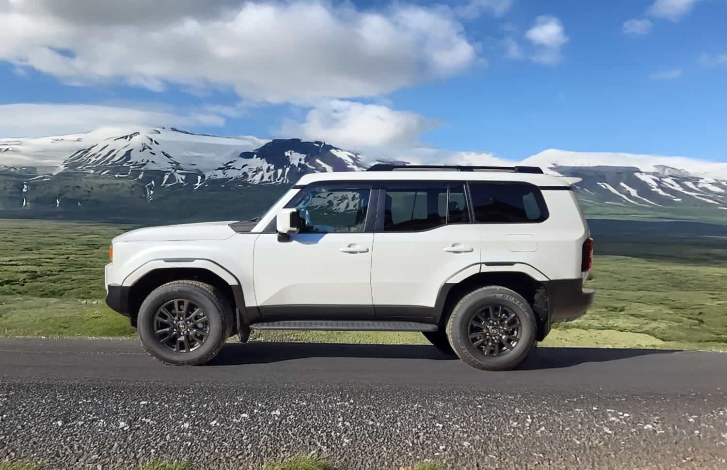 Toyota Land Cruiser 250 blanco, SUV 4x4 con transmisión automática, 7 plazas, cargador USB, Bluetooth y asientos calefactables; perfecto para aventuras off-road en Islandia.