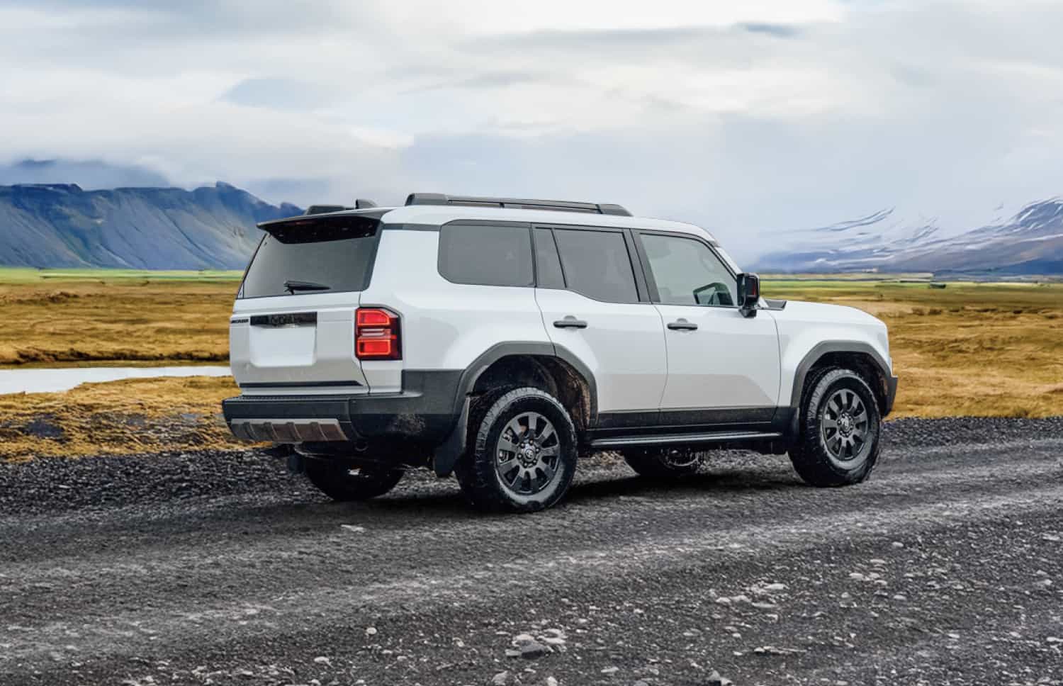 Toyota Land Cruiser 250 blanco, SUV 4x4 con transmisión automática, 7 plazas, cargador USB, Bluetooth y asientos calefactables; perfecto para aventuras off-road en Islandia.