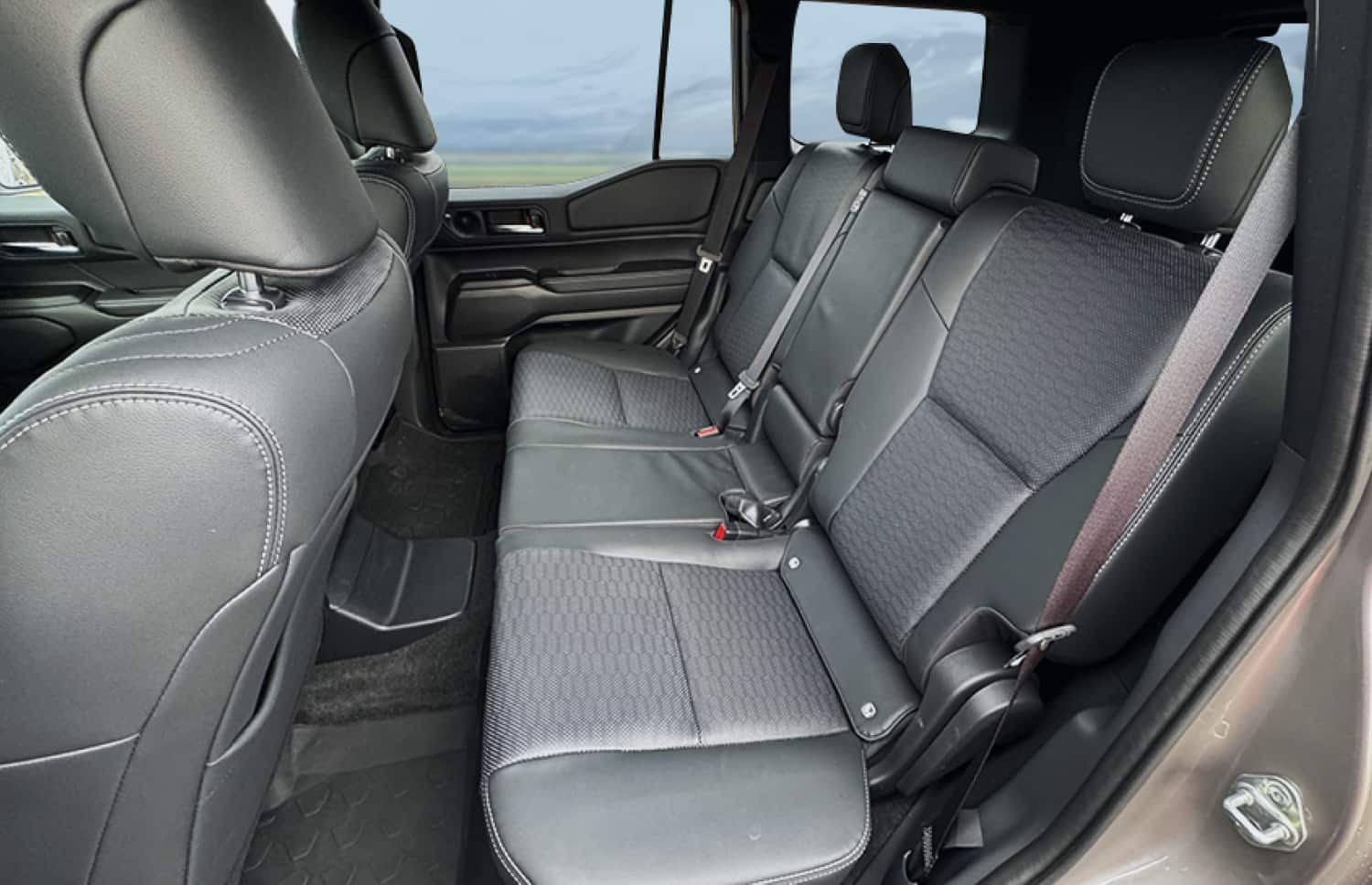 Toyota Land Cruiser 250 blanco, SUV 4x4 con transmisión automática, 7 plazas, cargador USB, Bluetooth y asientos calefactables; perfecto para aventuras off-road en Islandia.
