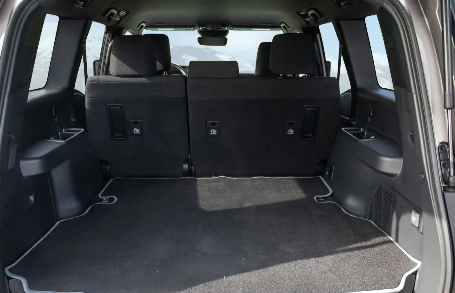 Toyota Land Cruiser 250 blanco, SUV 4x4 con transmisión automática, 7 plazas, cargador USB, Bluetooth y asientos calefactables; perfecto para aventuras off-road en Islandia.