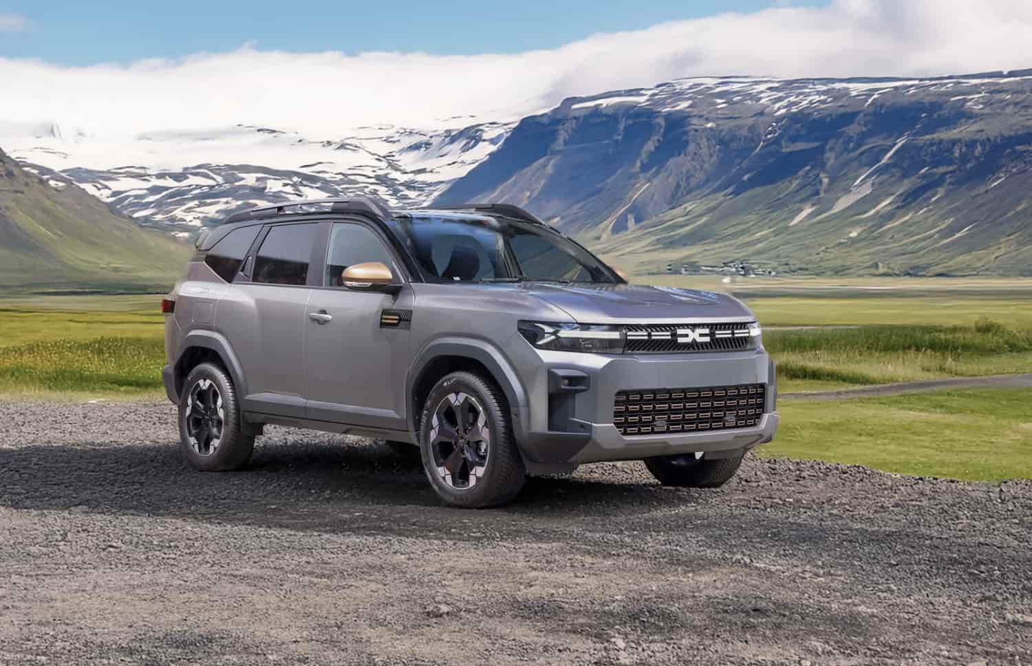 Dacia Bigster bleu avec boîte manuelle et transmission intégrale, 5 places et capacité pour 4 bagages, conçu pour les routes accidentées d’Islande avec confort.